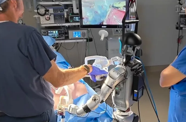 Robot Hình Người Đột Phá: Phẫu Thuật Nội Soi Lần Đầu Thành Công