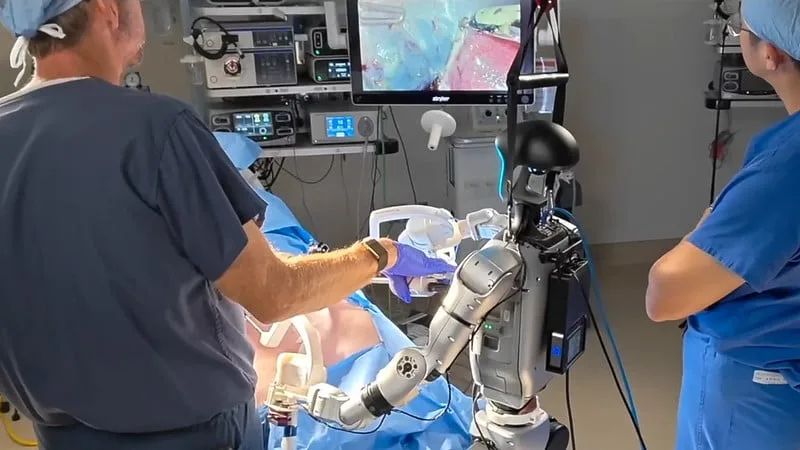 Robot Hình Người Đột Phá: Phẫu Thuật Nội Soi Lần Đầu Thành Công