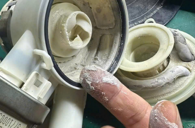 Tại Sao Máy Rửa Bát Cần Sử Dụng Muối, Chất Rửa và Nước Bóng?