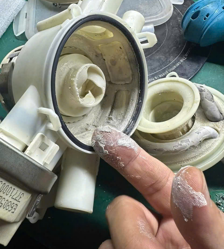Tại Sao Máy Rửa Bát Cần Sử Dụng Muối, Chất Rửa và Nước Bóng?