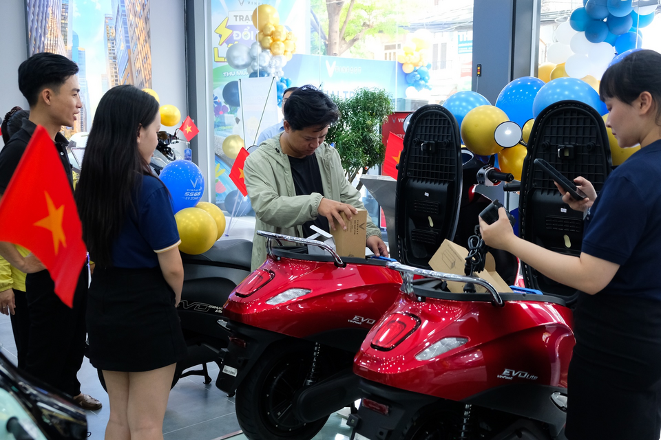 VinFast Ra Mắt Mô Hình Showroom Xe Điện Sang Trọng EV-Zone