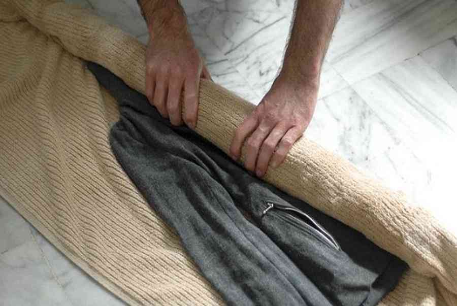 Dùng khăn bông để thấm nước